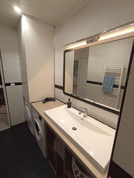 Superbe Appartement Renove A Neuf Centre Bourg Brem Sur Mer Buitenkant foto